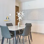 Cozy & Modern 1 Bedroom Apartment In Downtown Dubai, Hosted By Desert City Stays
